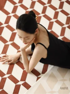 Grand tapis en damier pour un style chic