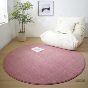 Grand tapis doux uni pour un intérieur élégant