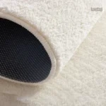 Grand tapis confortable, idéal pour toutes les pièces de la maison