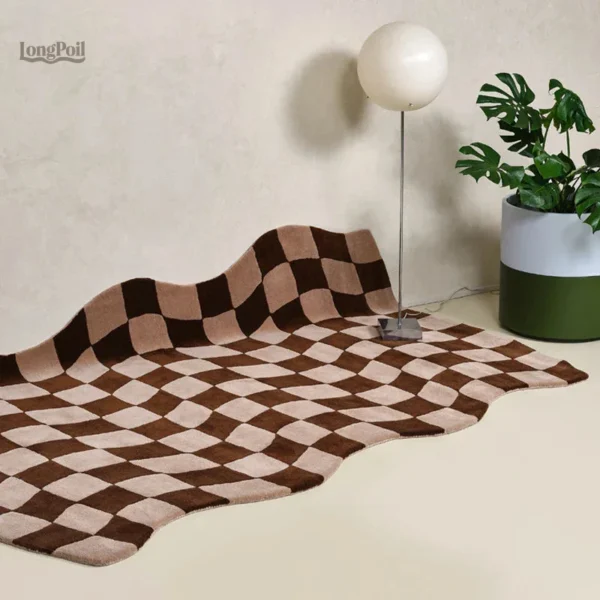 Tapis décoratif beige et marron avec motifs ondulés