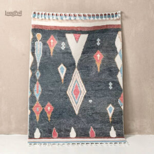 Tapis Berbère au design traditionnel et motifs géométriques