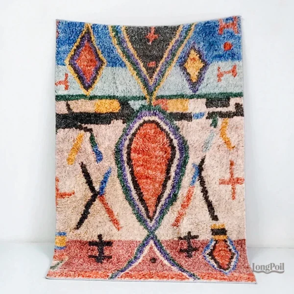 Tapis berbère avec motifs géométriques, fait à la main au Maroc