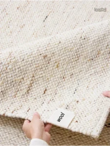 Tapis en laine blanc, design minimaliste et épuré