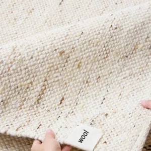 Tapis en laine blanc, design minimaliste et épuré