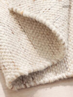 Tapis en laine, texture douce et chaleureuse, couleur blanche