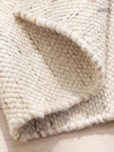 Tapis en laine, texture douce et chaleureuse, couleur blanche