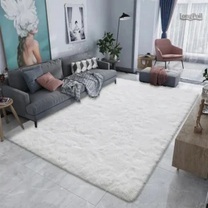 Tapis blanc à poils longs, parfait pour un espace cosy et chaleureux