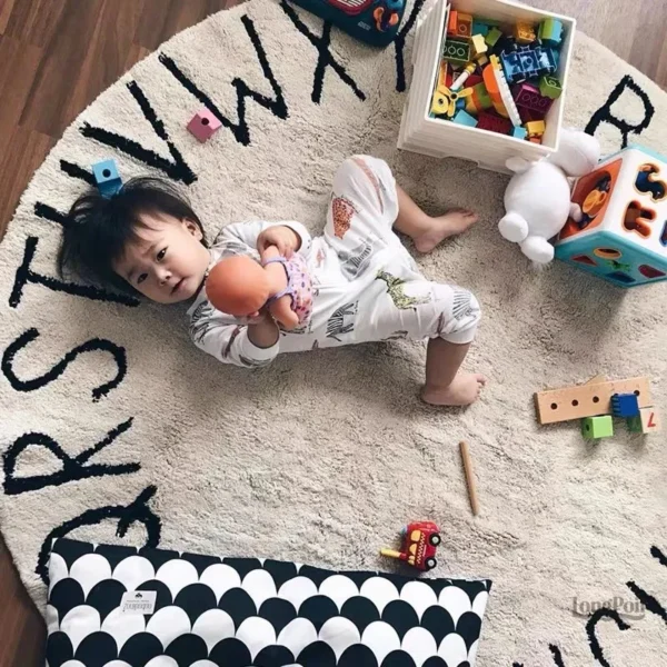 Tapis de jeu doux et ludique avec motifs de lettres de l'alphabet