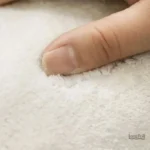 Tapis uni coloré offrant confort et style pour n'importe quelle pièce