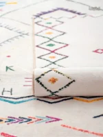 Tapis décoratif inspiré de l'art berbère traditionnel