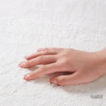 Tapis contemporain avec une silhouette atypique