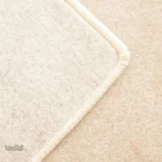 Tapis irrégulier avec motifs variés, style contemporain