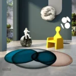 Tapis bleu et beige au design irrégulier