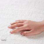 Tapis en forme irrégulière avec motifs orange et bleu