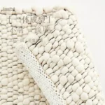 Tapis beige en laine, confort et qualité réunis