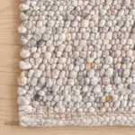 Tapis en laine beige, accessoire décoratif intemporel