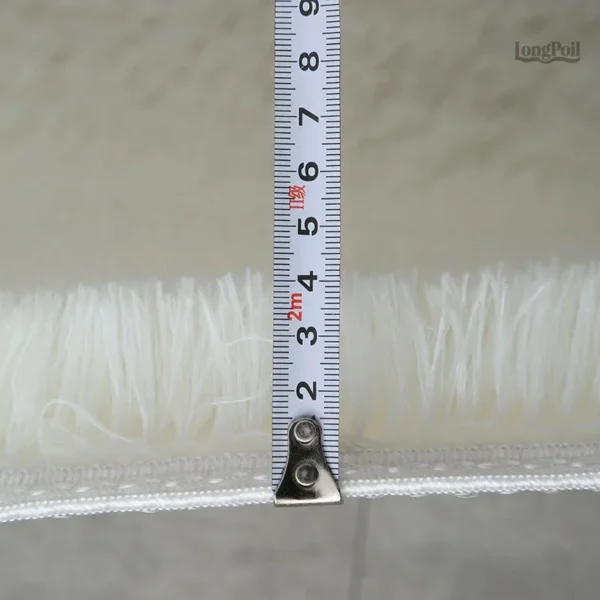 Tapis en poil long gris, accessoire tendance pour votre décoration intérieure